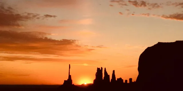 Monument Valley Cultural and Sunrise Tour 3 hr - Image 2