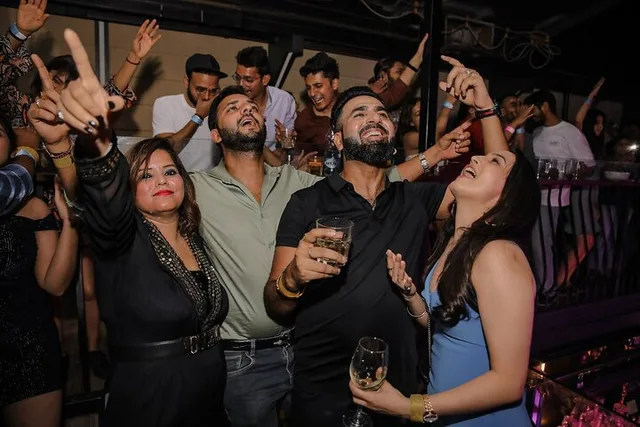 Las Vegas Nightclub Tour with Party Bus - Image 5
