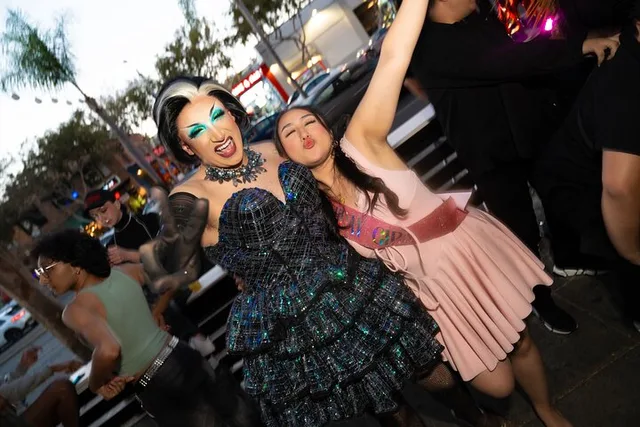 Los Angeles Drag Bar Crawl with Drink - Image 4