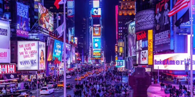 New York Holiday Lights & Rockefeller Tree Tour - Image 3