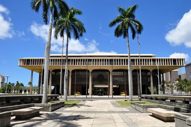 Honolulu Walking Tour for Couples 2 hr - Image 3