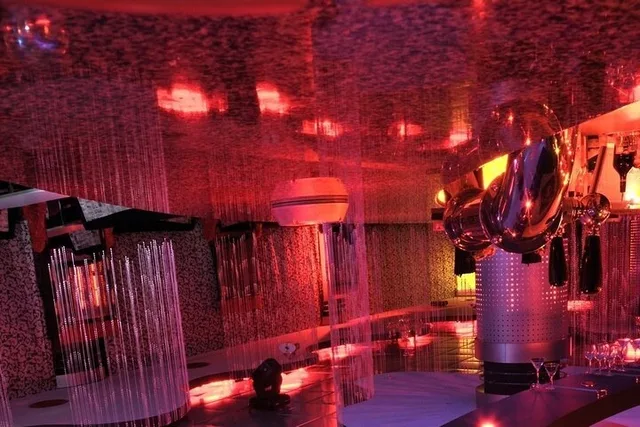 Las Vegas Bars and Dining Limo Experience - Image 3