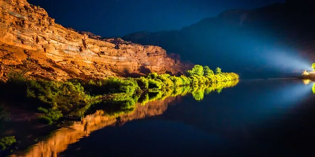 Moab Colorado River Dinner Cruise with Light Show - Image 4