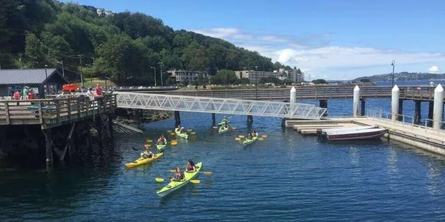 Seattle Alki Lighthouse Sea Kayak Tour 3 hr - Image 2