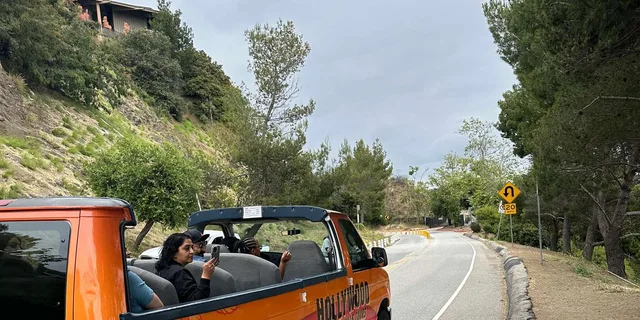 Los Angeles Hollywood and Beverly Hills Open-Top Bus Tour - Image 4
