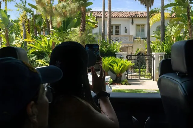 Hollywood Celebrity Homes Open Air Van Tour - Image 6