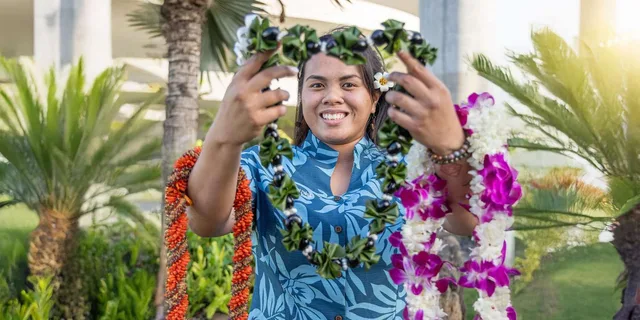 Kahului Airport Lei Greeting - Image 1