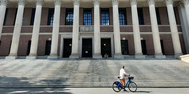 Cambridge Harvard University Walking Tour with T-Shirt - Image 3