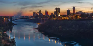 Niagara Falls Guided Tour with Dinner and Fireworks