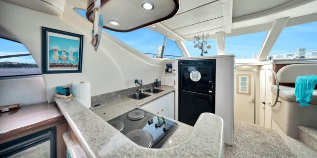 Miami Yacht Rental with Jet Skis 3-4 hr - Image 4