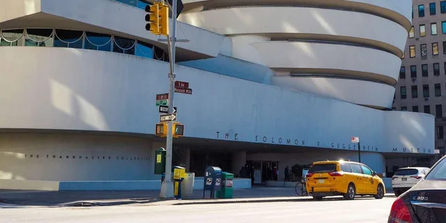 New York Guggenheim Museum Tour with City Walk - Image 1
