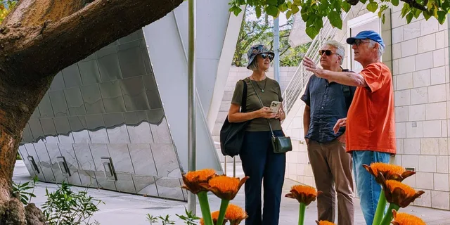 Los Angeles Arts Tour with MOCA & The Broad 2 hr - Image 4