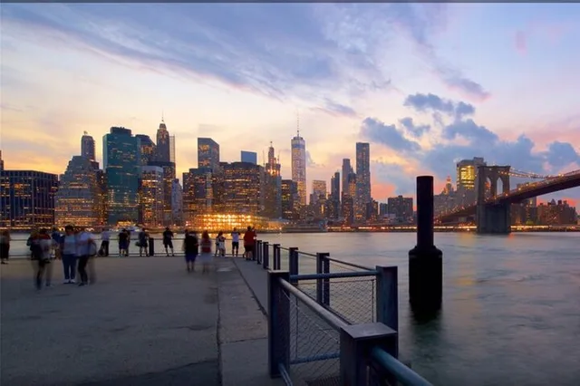 New York Brooklyn Heights and Hamilton Park Night Tour - Image 6