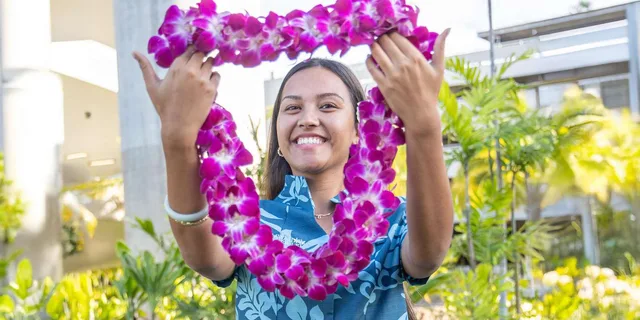 Kona Airport Lei Greeting for Honeymooners - Image 2
