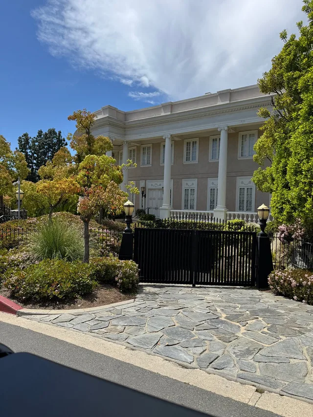 Los Angeles Celebrity Homes Tour - Image 6