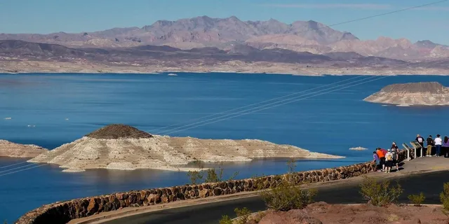 Las Vegas Hoover Dam Walk on Top Tour 4 hr - Image 4