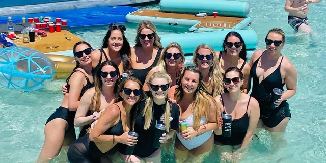 Destin Crab Island Tiki Boat Tour 3 hr - Image 2