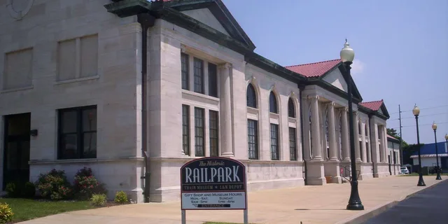 Bowling Green Historic RailPark and Train Museum Tour - Image 1