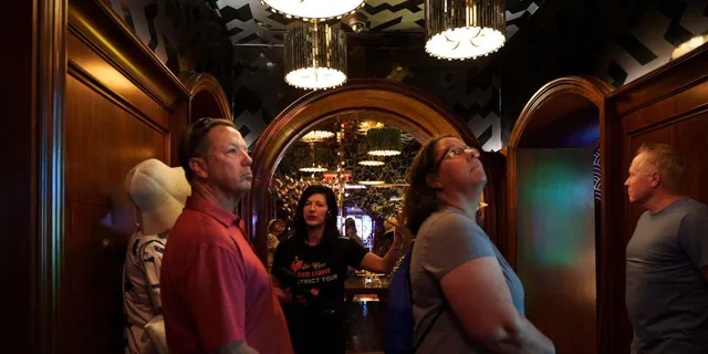 Las Vegas Fremont Street Walking Tour - Image 4