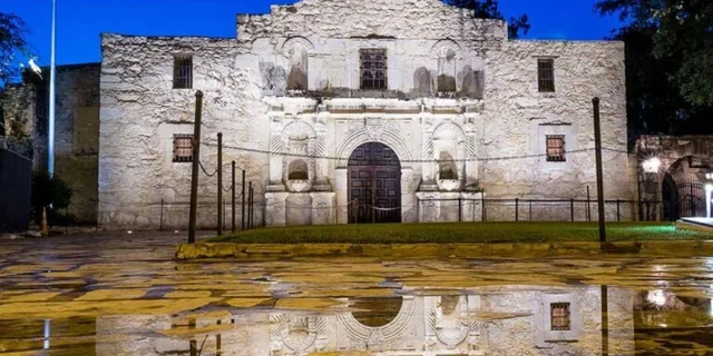 San Antonio City Lights Night Trolley Tour - Image 3