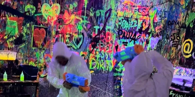 New York Paint Therapy Experience in Neon Light - Image 2