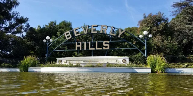 Hollywood Celebrity Homes and Hop-on Hop-off Tour - Image 6