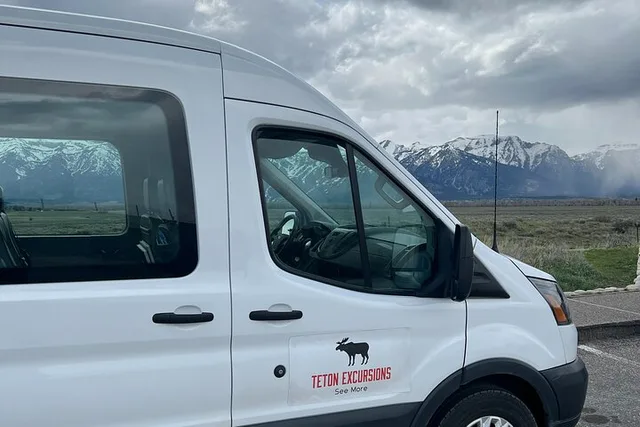 Yellowstone Private Tour with Picnic and Binoculars - Image 2