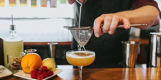 New Orleans Cocktail Making Class - Image 6