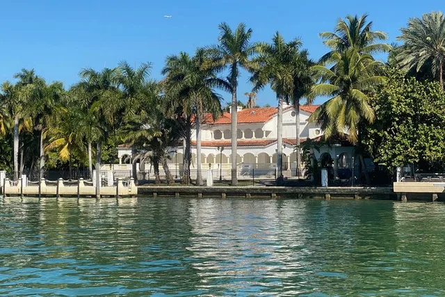 Miami Boat Cruise of Millionaire Homes - Image 1