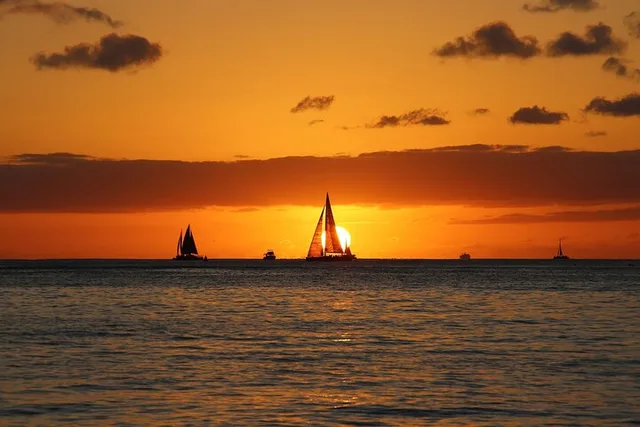 Honolulu Fireworks Dinner Sail - Image 5