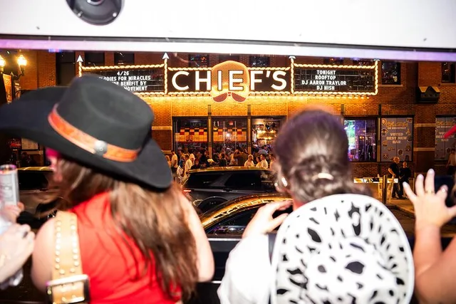 Nashville Party Bus Tour on Broadway - Image 6