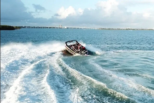 Miami Speed Boat Tour and Hard Rock Meal - Image 4