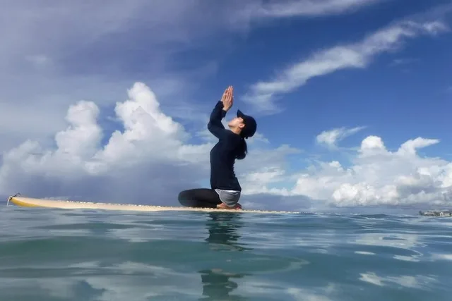 Honolulu Paddleboard Yoga Class 75 min - Image 5