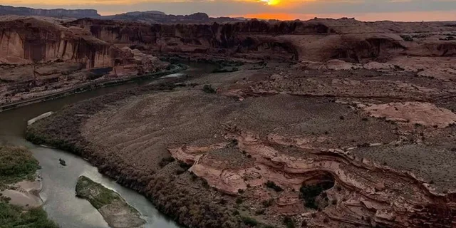 Moab 4x4 Adventure Tour on Hell's Revenge - Image 6