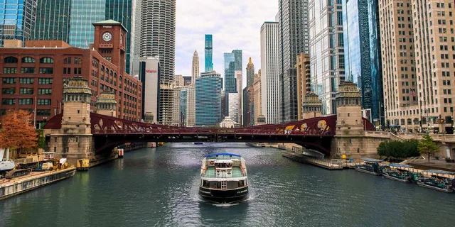 Chicago Architecture Boat Tour with Drinks - Image 1