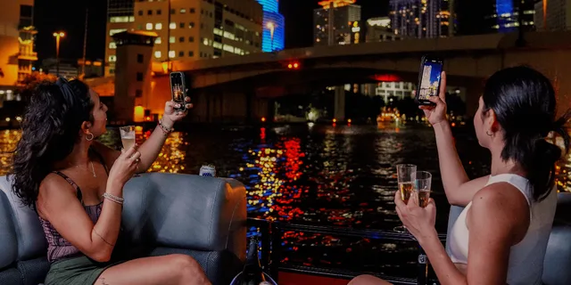 Miami City Lights Boat Tour with Champagne 1.5 hr - Image 4