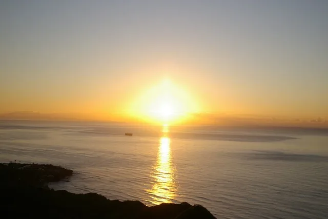 Honolulu Diamond Head Sunrise and Parasail Tour - Image 6