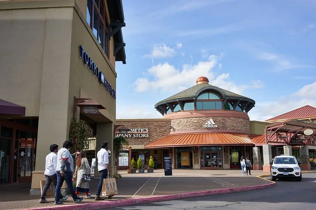 Portland Shopping Tour to Woodburn Outlets - Image 5