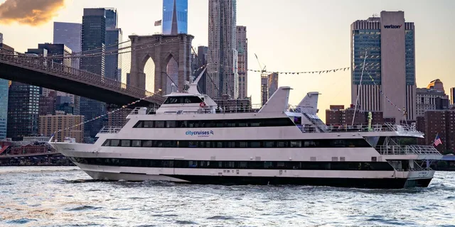 New York Christmas Eve Dinner Cruise - Image 2