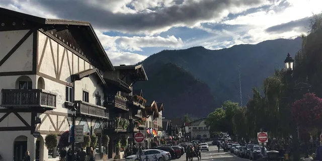 Seattle Cascade Mountains Leavenworth Day Tour - Image 2