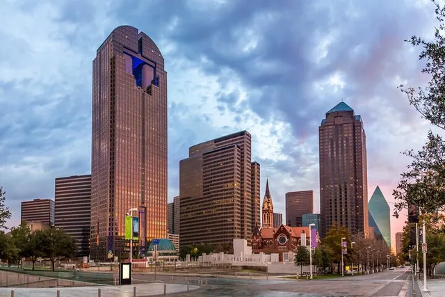 Dallas Romantic Stroll - Image 6