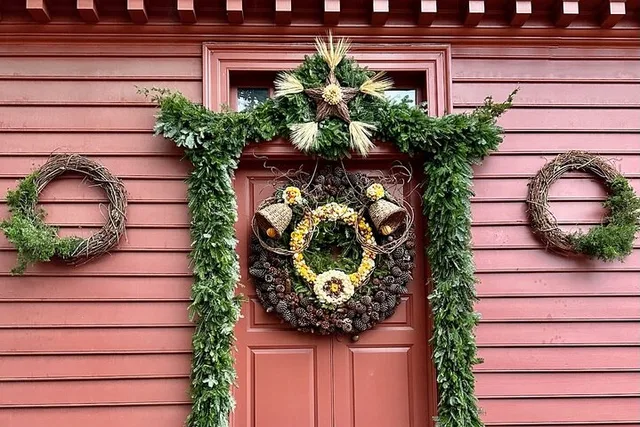 Williamsburg Christmas Decorations Walking Tour - Image 3