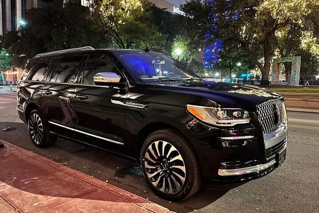 Luxury Car Service in City - Image 6