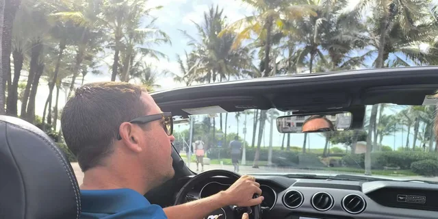 Miami Convertible Mustang Private Tour in French 3 hr - Image 1