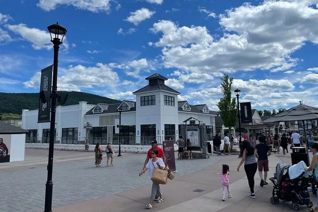 New York City Shopping Transfer to Woodbury Outlets - Image 2