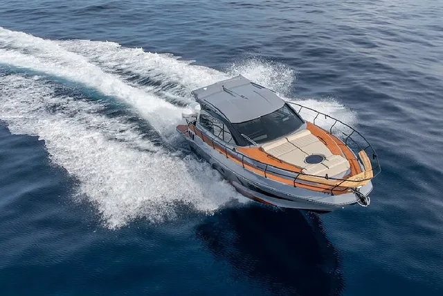 Miami Yacht Rental with Captain and Crew 4 hr - Image 3