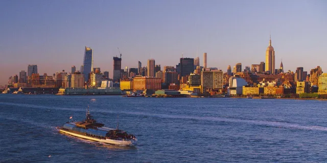New York City Lunch Cruise on Glass-Enclosed Boat - Image 3