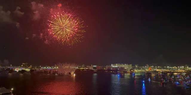 Miami Fireworks Cruise on Biscayne Bay - Image 3