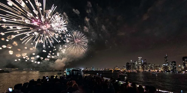 Chicago Fireworks 3D Cruise - Image 4