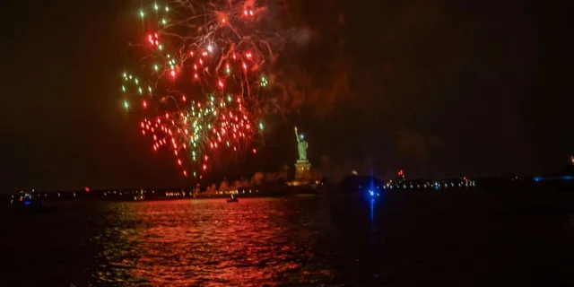 New York City New Year's Fireworks Cruise - Image 5